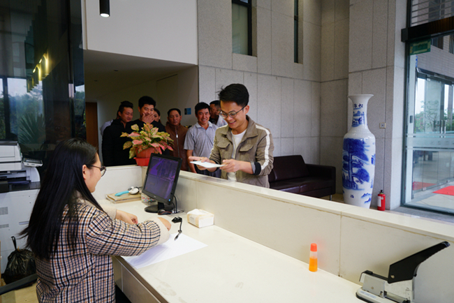 情暖春節返鄉路——房建明勝分公司為農民工兄弟贈送飛機票